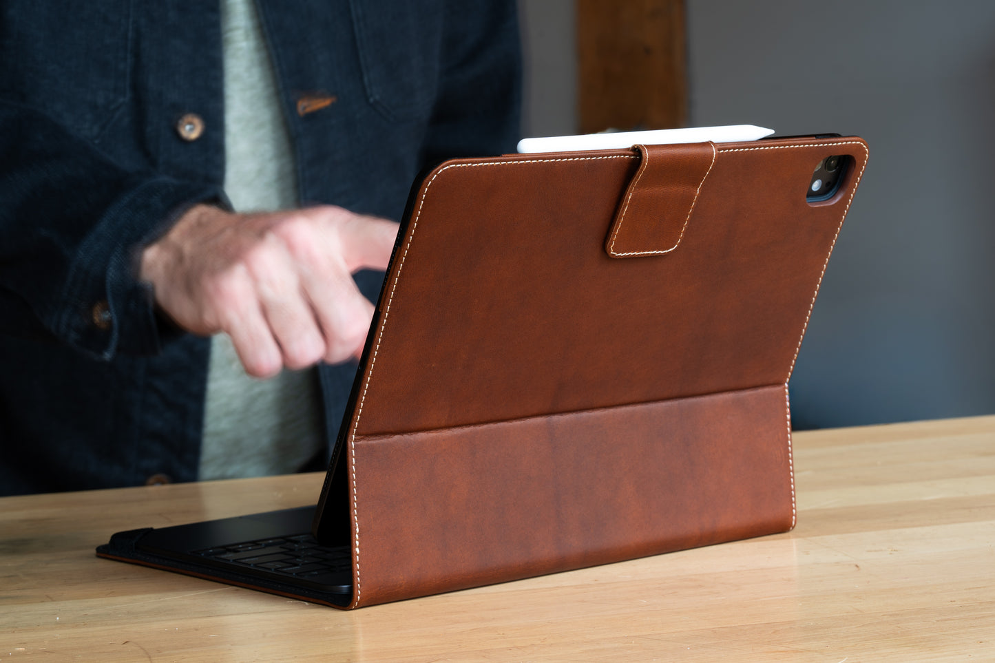 Limited Run: Magic Keyboard Leather Case M5/M4 iPad Pro 13"