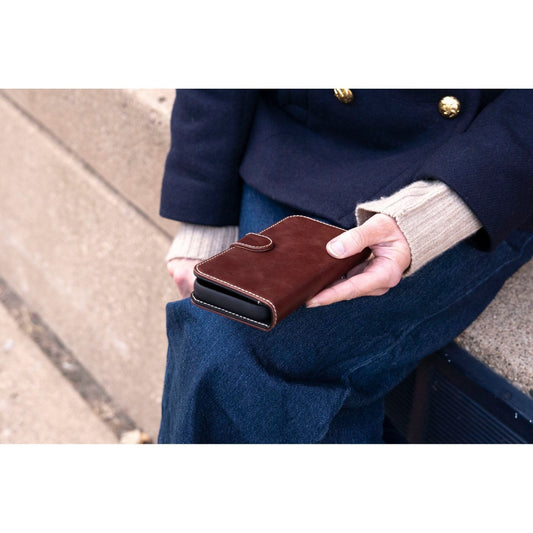 Choosing a Wallet Case for iPhone 17