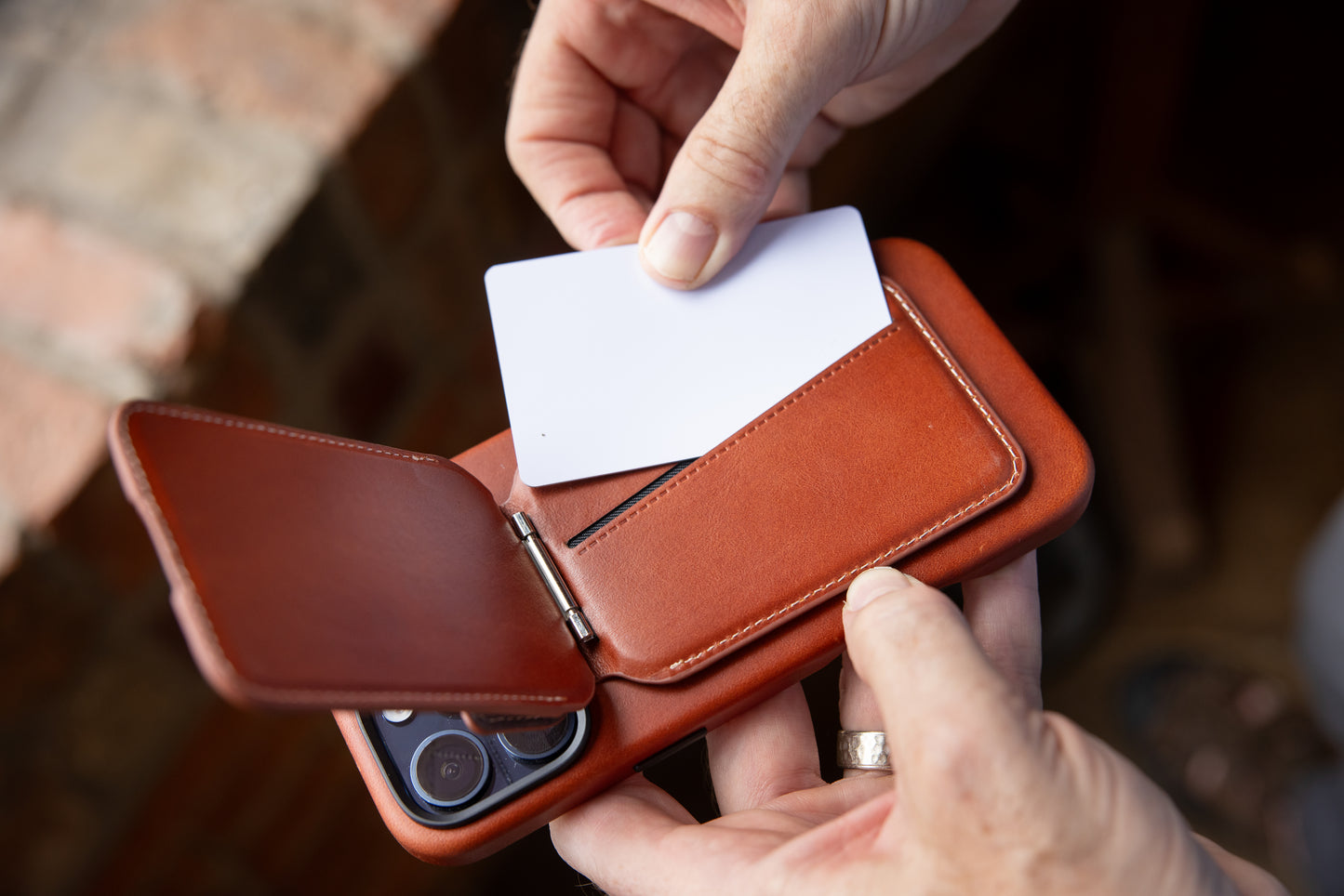 Heritage MagSafe Wallet Stand