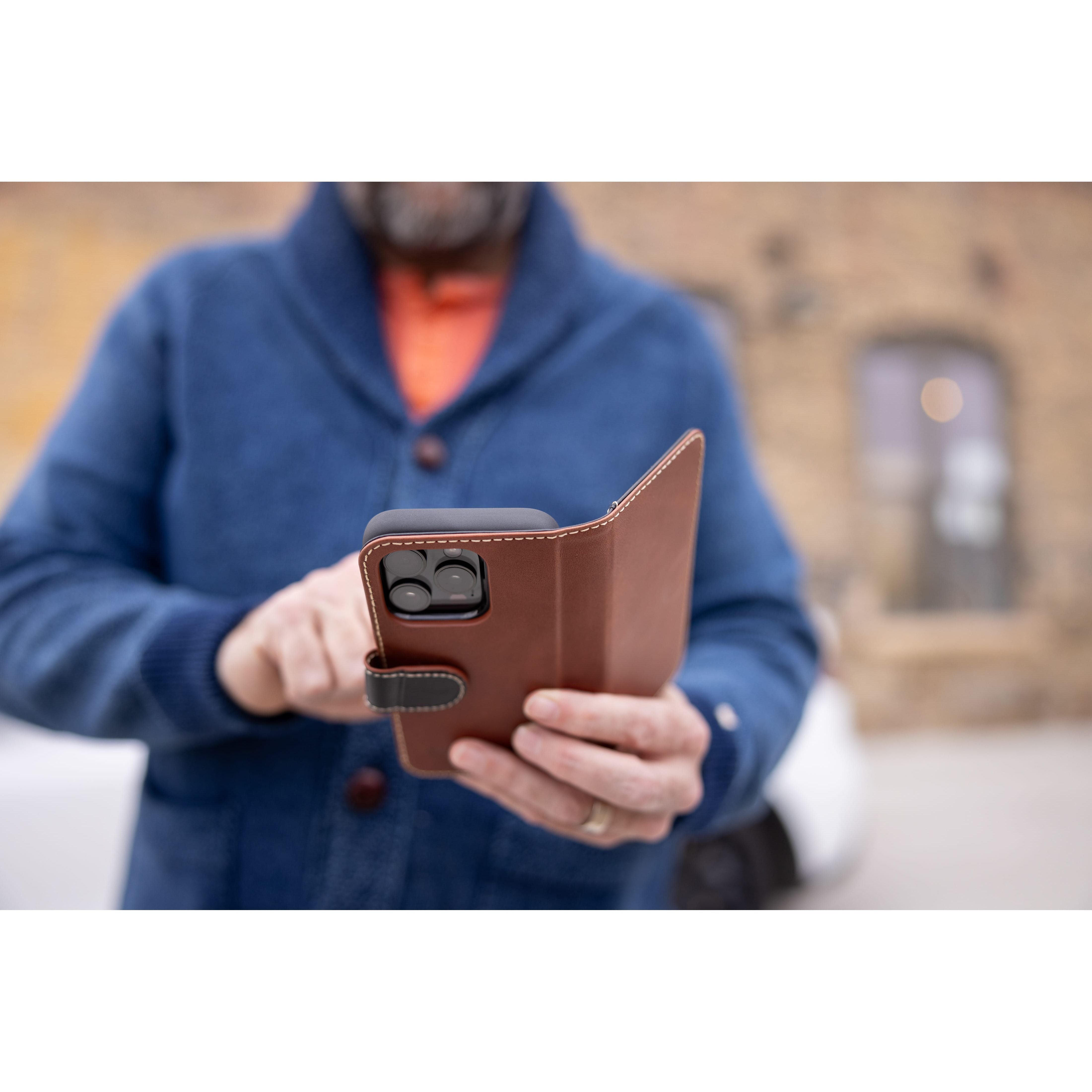 Modern Wallet iPhone 15 Pro case in full-grain leather | Burton