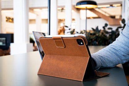 Limited Edition: Magnetic Leather Case M5 / M4 iPad Pro 11"