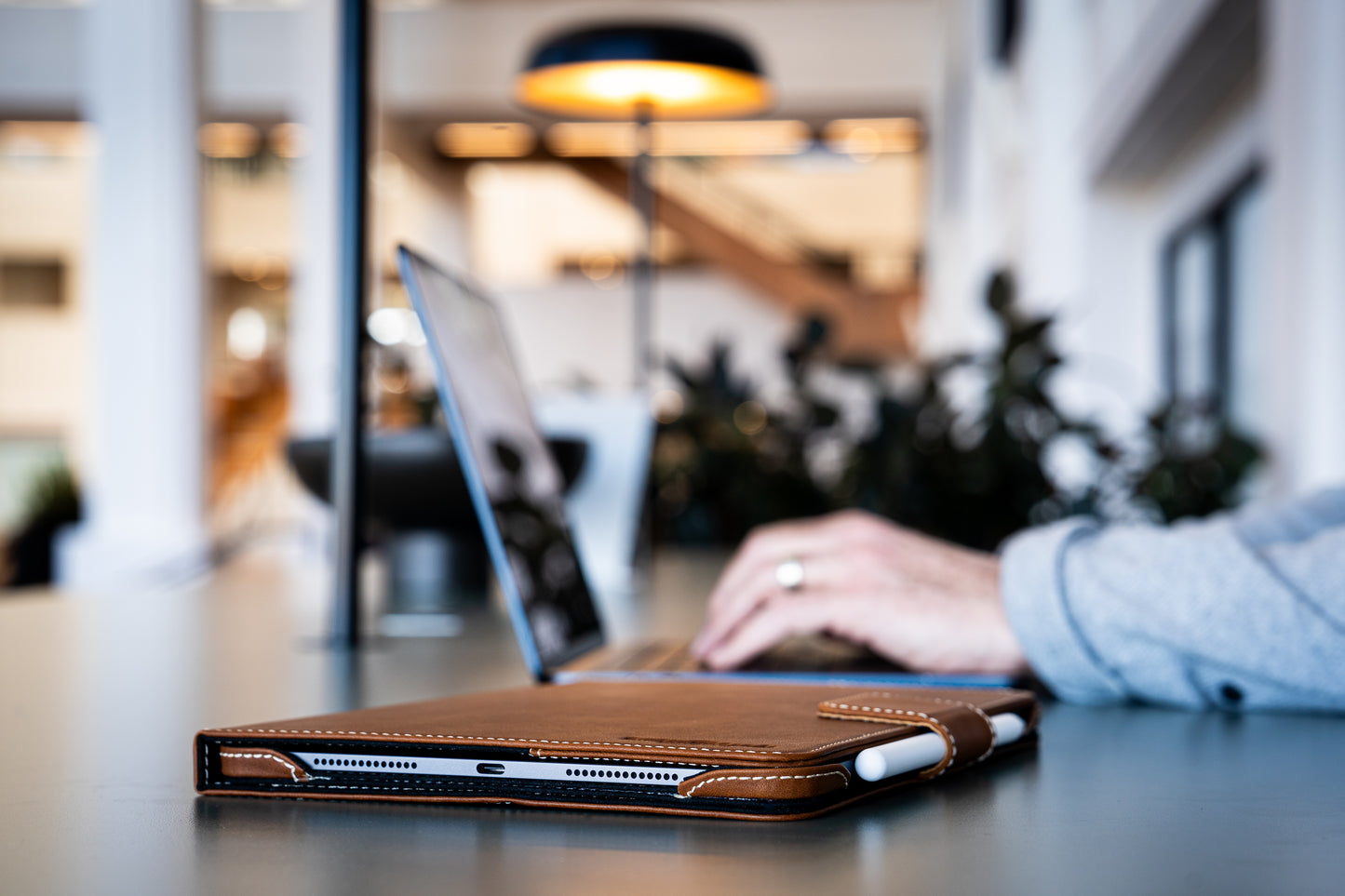 Limited Edition: Magnetic Leather Case M5 / M4 iPad Pro 11"