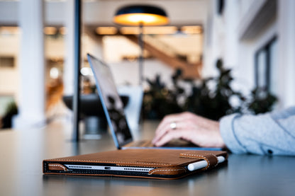 Limited Edition: Magnetic Leather Case M5 / M4 iPad Pro 11"