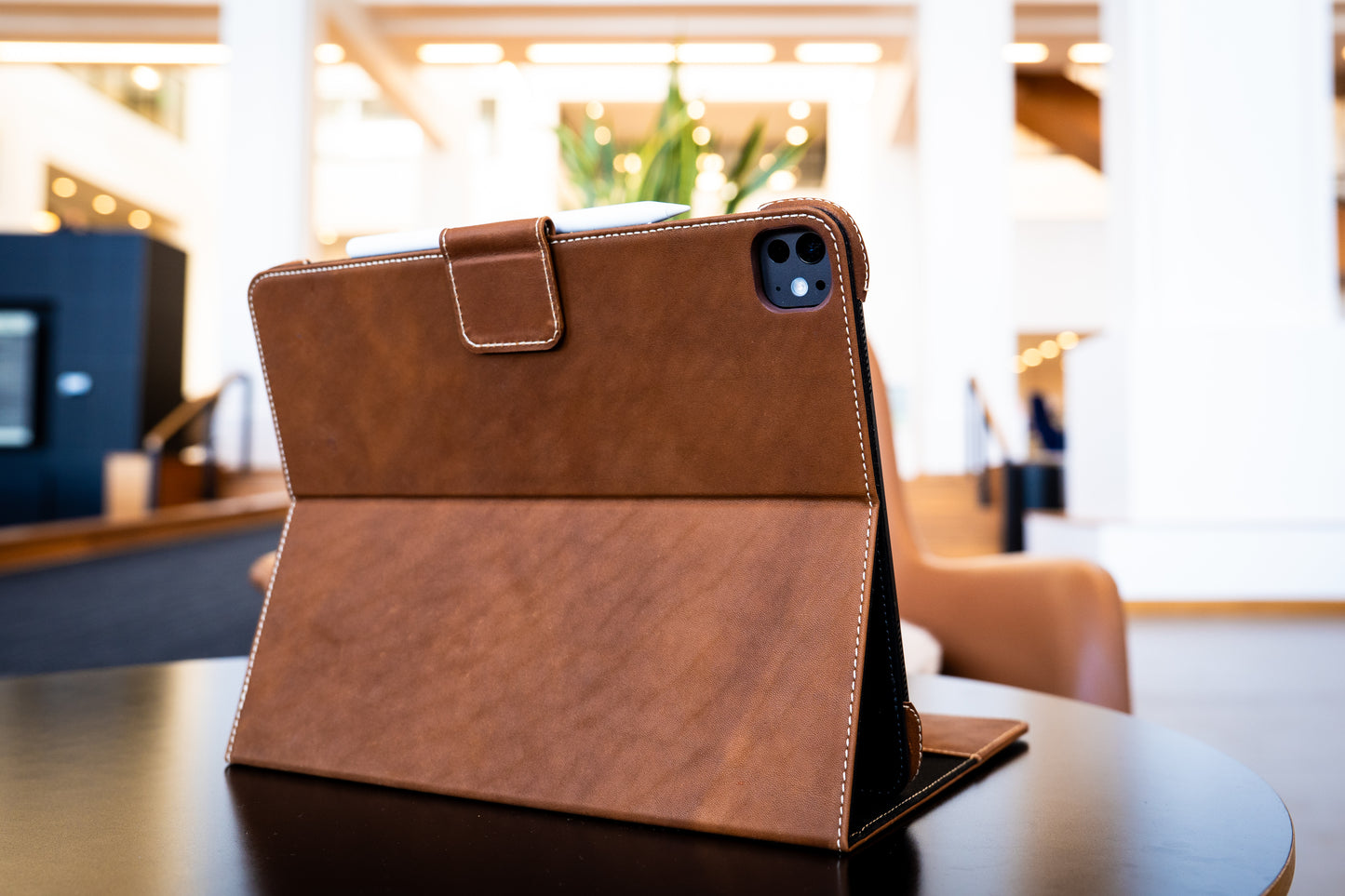 Limited Edition: Magnetic Leather Case M5 / M4 iPad Pro 13"